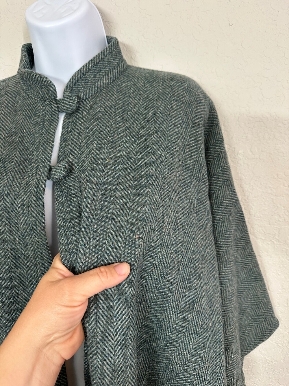 Texas Body Hangings Wool Blend Cape Poncho Herringbone Green Frog Closure Womens - Picture 7 of 13